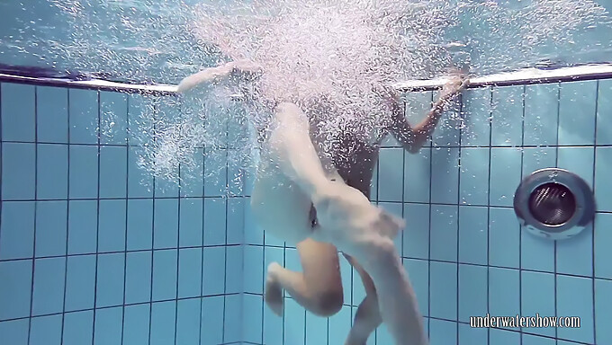 Dos Chicas Jóvenes En El Agua, Una En Bikini Y La Otra Desnuda