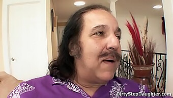 ลูกติดวัยรุ่น Lynn Love ได้รับการเย็ดหีโดย Ron Jeremy ในวิดีโอร้อนนี้