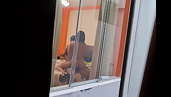 Chatte Brune Serrée Et Petits Seins Exposés Dans Cette Vidéo Voyeur