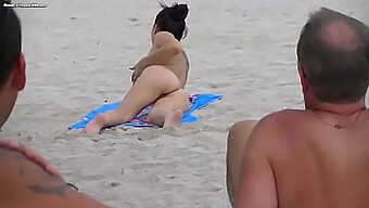 Exhibitionniste En Plein Air: Masturbation Sur La Plage