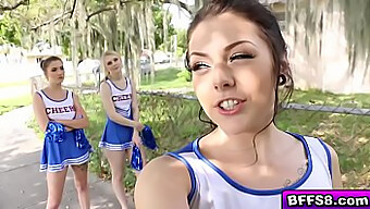 Cheerleader E Il Loro Allenatore Si Concedono Una Sessione Di Sesso Di Gruppo Selvaggia