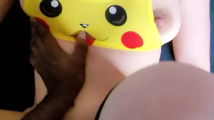 La Chica Francesa De 18 Años Con Tetas Pequeñas Disfruta De Un Cosplay De Pikachu Y Una Corrida