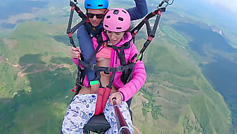 Vizes És Vad: Női Ejakuláció Paragliding Közben