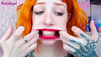 Roodharige Babe Neemt Een Deepthroat Van Een Grote Lul Met Asmr