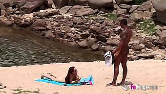 Un Hombre Negro Masivo Con Una Gran Polla Se Une A Una Playa Nudista Para Divertirse