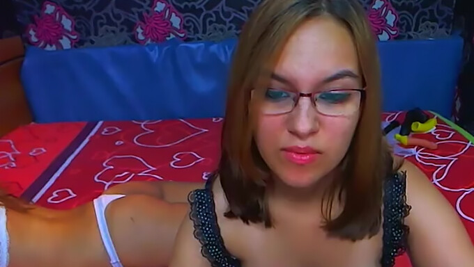 Amatør Bisexuelle Forkæler Sig Selv I Live Lesbisk Fisting På Webcam