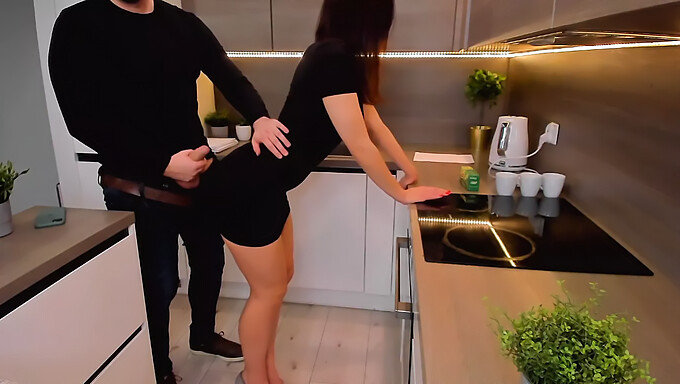 Sexo Duro Y Hardcore Con Un Vecino En La Cocina