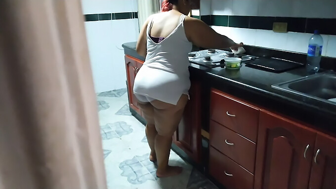 Adolescente (18+) Se Diverte Sozinha Enquanto A Mãe De Sua Amiga Limpa A Cozinha Em Pov.