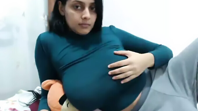 Camgirl Indiana Peituda Se Provoca E Se Dá Prazer Na Câmera