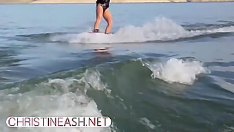 Une Milf Aux Gros Seins En Waterski Pour Votre Plaisir